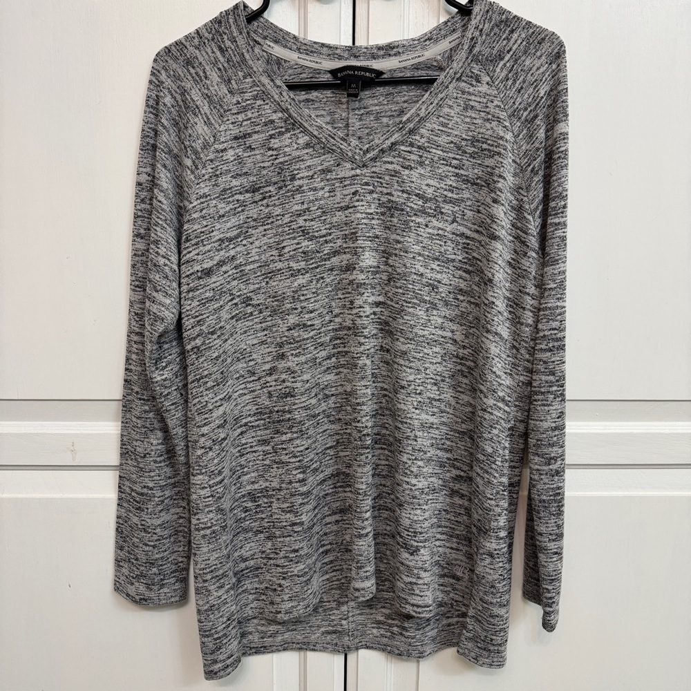 Banana Republic Heathered Gray V-Neck Top size M.